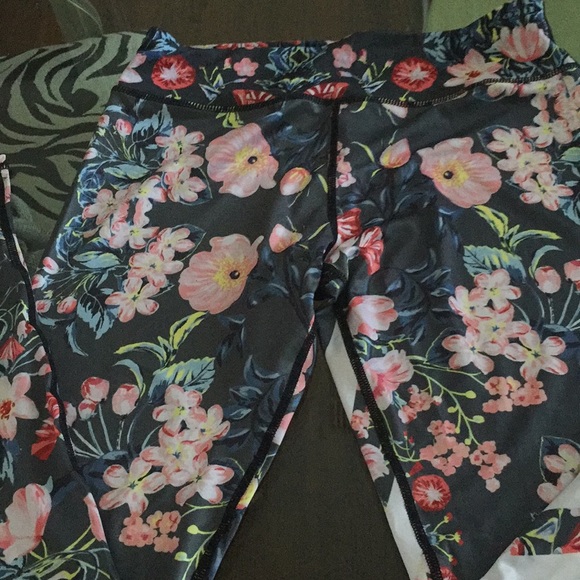 ruzz fair Pants - Floral leggings with white bands on one side